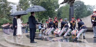 Ziua Independenței a început cu depuneri de flori. Mesajele Maiei Sandu, lui Igor Grosu și Vasile Tofan