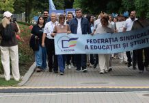 Profesorii au ieșit la protest în fața Guvernului. Cer majorarea salariilor de la 1 septembrie