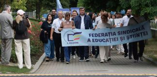 Profesorii au ieșit la protest în fața Guvernului. Cer majorarea salariilor de la 1 septembrie