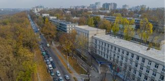 Un bloc din sectorul Rîșcani este modernizat: Se schimbă geamurile la toate cele șase scări