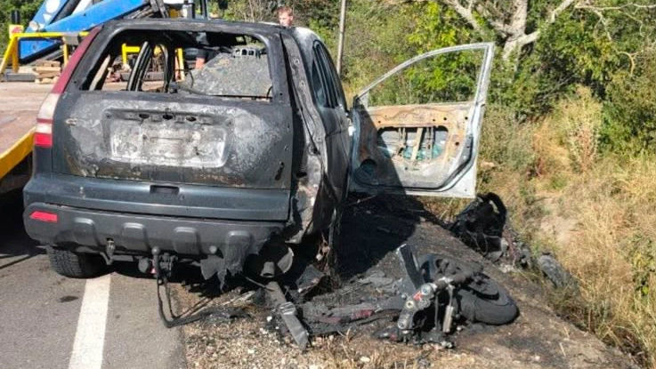 A pierdut controlul într-o curbă și a ajuns sub roțile unei mașini. Motociclist de 25 de ani, mort la spital