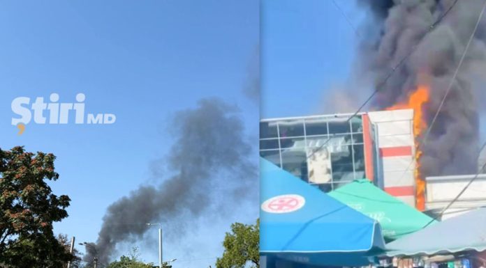 Incendiu în apropierea Pieței Centrale: pompierii luptă cu flăcările la mansarda unei clădiri