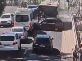 Carambol de proporții în România: autobuzul condus de un șofer beat a lovit 12 mașini