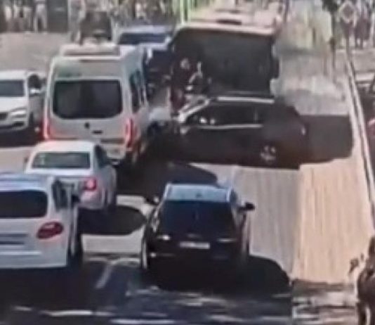 Carambol de proporții în România: autobuzul condus de un șofer beat a lovit 12 mașini