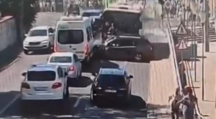 Carambol de proporții în România: autobuzul condus de un șofer beat a lovit 12 mașini