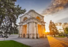 Guvernul pregătește transferul Arcului de Triumf în proprietatea statului pentru restaurare