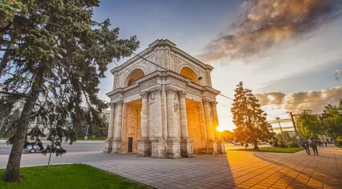 Guvernul pregătește transferul Arcului de Triumf în proprietatea statului pentru restaurare