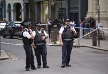 Panică într-una dintre cele mai aglomerate zone din Londra: Patru bărbați, înjunghiați în plină zi