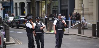 Panică într-una dintre cele mai aglomerate zone din Londra: Patru bărbați, înjunghiați în plină zi