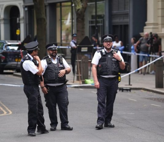 Panică într-una dintre cele mai aglomerate zone din Londra: Patru bărbați, înjunghiați în plină zi