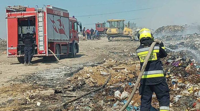 Pompierii au mobilizat utilaje grele pentru stingerea incendiului de la gunoiștea din Orhei