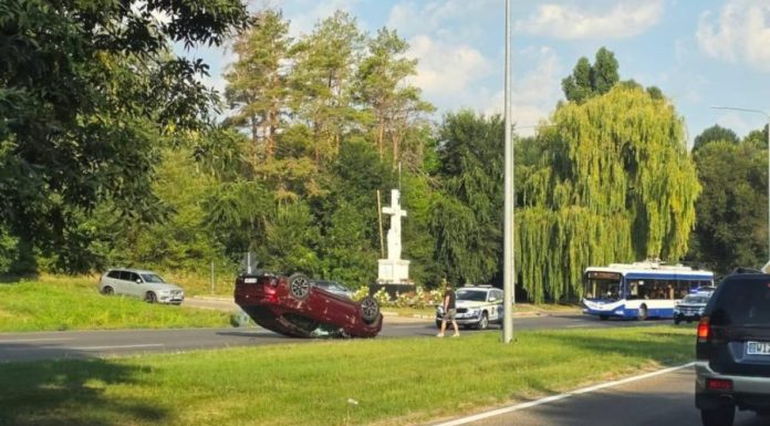 Accident în apropierea Aeroportului Chișinău: o tânără de 18 ani a ajuns la spital