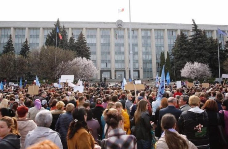 Salarii mai mari pentru profesori: cadrele didactice anunță protest în Piața Marii Adunări Naționale