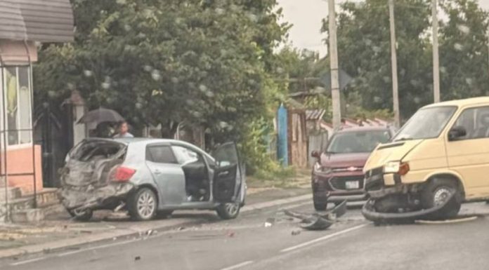 Accident cu trei mașini la Peresecina. O șoferiță de 38 de ani, transportată la spital