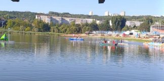 Organizatorii triatlonului infirmă că doi sportivi ar fi fost salvați de la înec: „Este fake”