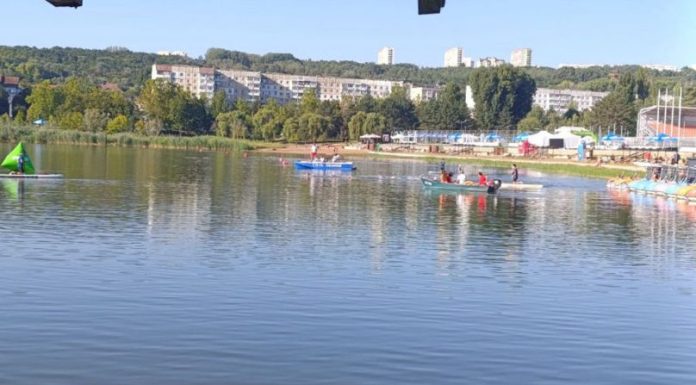 Organizatorii triatlonului infirmă că doi sportivi ar fi fost salvați de la înec: „Este fake”