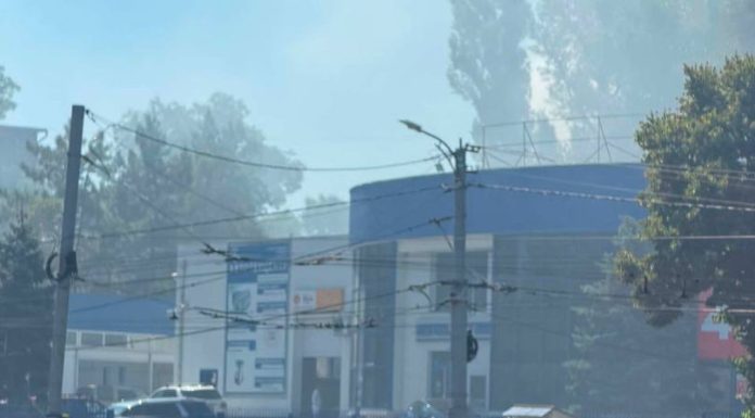 Incendiu pe strada Muncești din Chișinău: Un tomberon cu gunoi a fost cuprins de flăcări