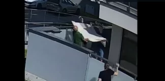 Salvare miraculoasă în Polonia: trei bărbați au prins o fetiță de 4 ani căzută de la etajul cinci