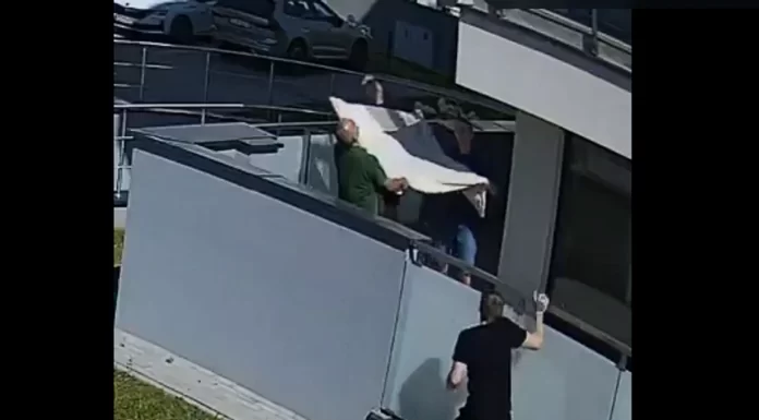 Salvare miraculoasă în Polonia: trei bărbați au prins o fetiță de 4 ani căzută de la etajul cinci