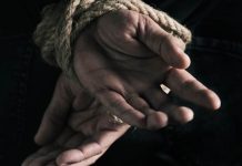 Un bărbat ar fi intrat într-o gospodărie pentru a bea vin, dar a ajuns legat de un pilon electric