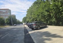 O nouă parcare, amenajată pe strada Nicolae H. Costin: trei dintre cele 27 de locuri sunt destinate persoanelor cu dizabilități