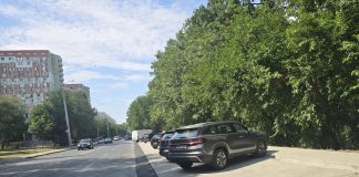 O nouă parcare, amenajată pe strada Nicolae H. Costin: trei dintre cele 27 de locuri sunt destinate persoanelor cu dizabilități