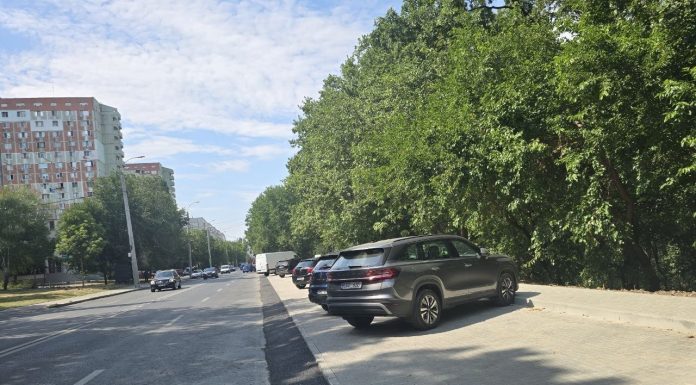 O nouă parcare, amenajată pe strada Nicolae H. Costin: trei dintre cele 27 de locuri sunt destinate persoanelor cu dizabilități