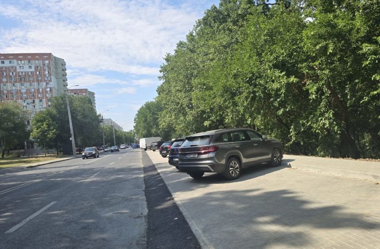 O nouă parcare, amenajată pe strada Nicolae H. Costin: trei dintre cele 27 de locuri sunt destinate persoanelor cu dizabilități