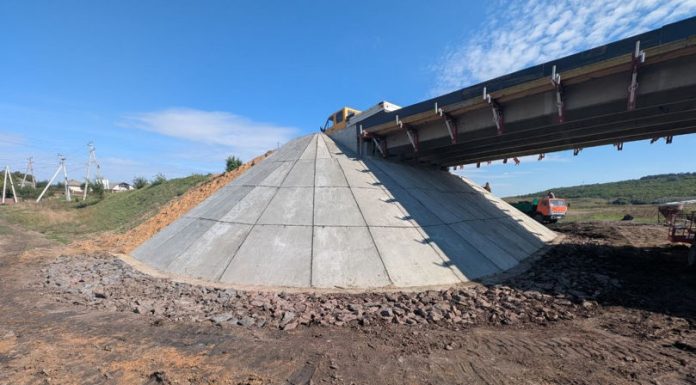 Podul peste râul Răuțel este reparat în proporție de 75%. Lucrările se apropie de etapa finală