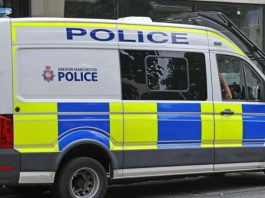 Adolescent rănit grav după ce o substanță necunoscută a fost aruncată asupra lui, în centrul Manchester