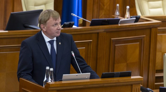 Cartelele preplătite nu vor mai fi anonime: Parlamentul a votat legea cu 76 de voturi