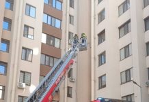 Fetiță de 2 ani și jumătate, blocată într-un apartament la etajul cinci. Salvatorii au intervenit