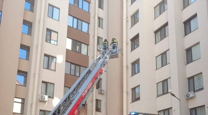 Fetiță de 2 ani și jumătate, blocată într-un apartament la etajul cinci. Salvatorii au intervenit