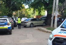 Impact violent în cartierul Telecentru din Chișinău: Un automobil s-a izbit de un copac, șoferul fiind rănit