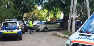 Impact violent în cartierul Telecentru din Chișinău: Un automobil s-a izbit de un copac, șoferul fiind rănit