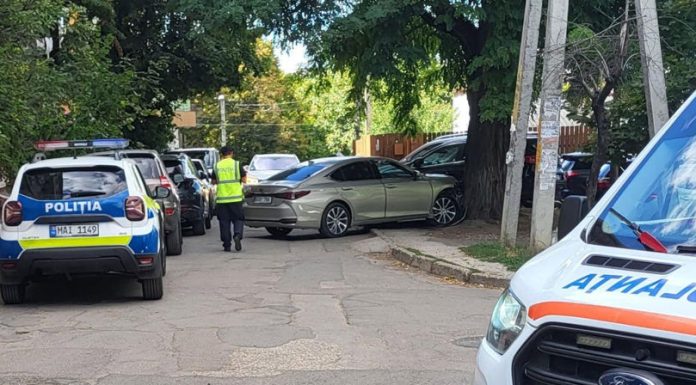 Impact violent în cartierul Telecentru din Chișinău: Un automobil s-a izbit de un copac, șoferul fiind rănit