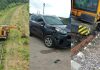 Un automobil și un utilaj de tăiere a vegetației s-au ciocnit la o trecere de cale ferată