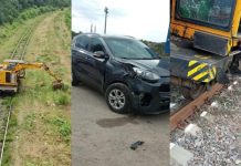Un automobil și un utilaj de tăiere a vegetației s-au ciocnit la o trecere de cale ferată