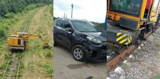 Un automobil și un utilaj de tăiere a vegetației s-au ciocnit la o trecere de cale ferată