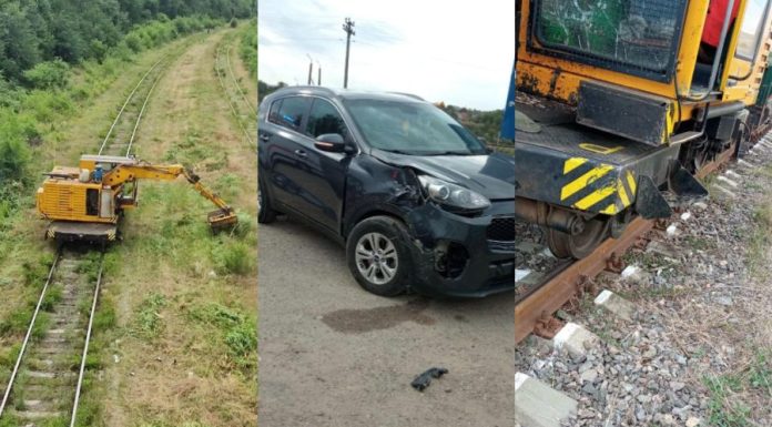 Un automobil și un utilaj de tăiere a vegetației s-au ciocnit la o trecere de cale ferată