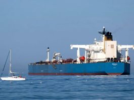 Navă de marfă, scufundată după ce s-a ciocnit cu un petrolier. Zece oameni sunt dați dispăruți