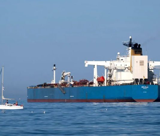Navă de marfă, scufundată după ce s-a ciocnit cu un petrolier. Zece oameni sunt dați dispăruți