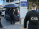 Peste 100 de plăcuțe neutre, eliberate ilegal contra unor sume de până la 5.000 de euro. Doi funcționari, reținuți