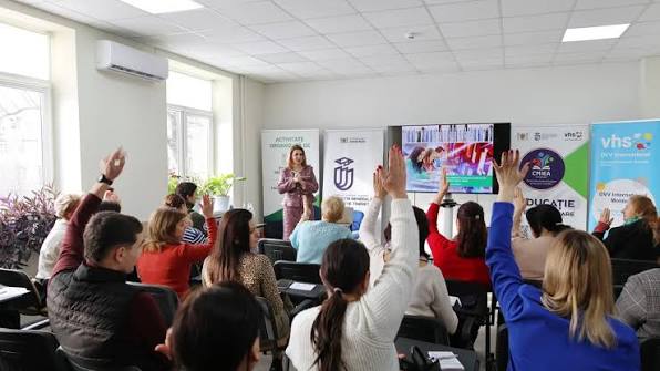 De la limbi străine la competențe digitale: Peste 15 mii de persoane s-au înscris la cursurile pentru adulți