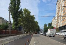 Strada Burebista intră într-o nouă etapă de lucrări: A început aplicarea tratamentului Slurry Seal