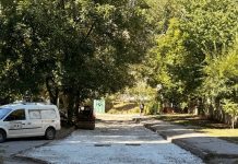 Lucrări de reparație în curtea unui bloc de pe Ginta Latină și la accesul către grădiniță
