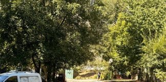 Lucrări de reparație în curtea unui bloc de pe Ginta Latină și la accesul către grădiniță
