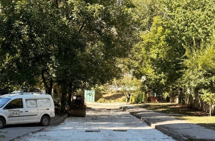 Lucrări de reparație în curtea unui bloc de pe Ginta Latină și la accesul către grădiniță