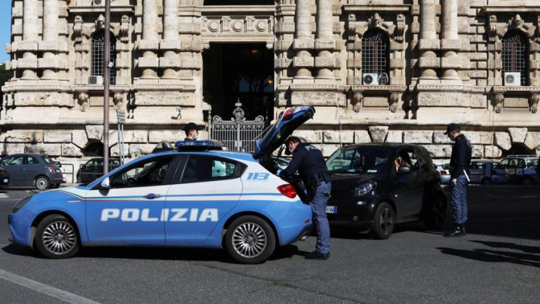 un-roman-clona-cardurile-de-benzina-ale-politistilor-italieni-umplea-rezervoare-de-1-000-de-litri-si-apoi-vindea-carburantul-furat-1102633