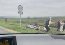 O mașină s-a răsturnat lângă satul Bănești. O persoană ar fi avut nevoie de îngrijiri medicale